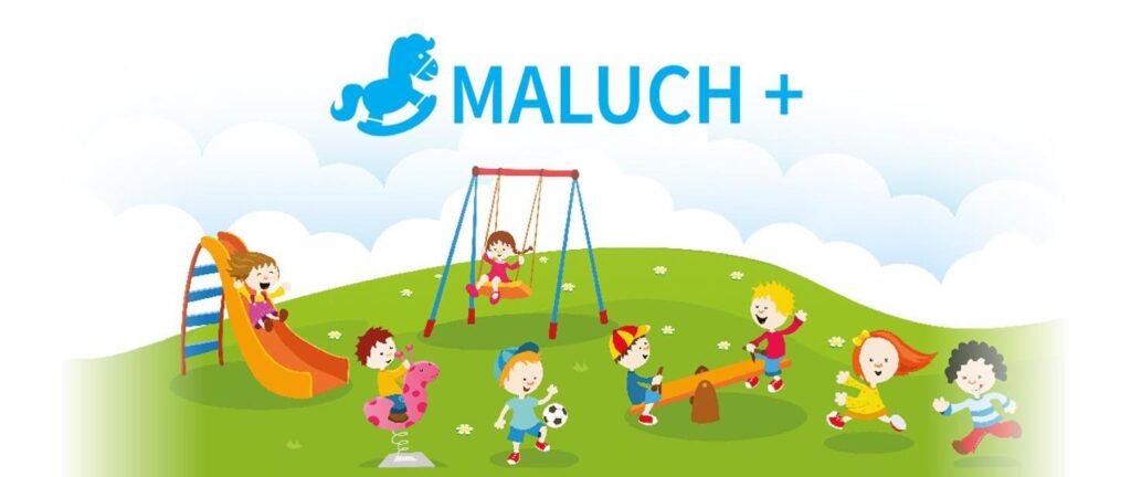 niebieskie logo konika na biegunach i napis MALUCH + oraz rysunek dzieci na placu zabaw