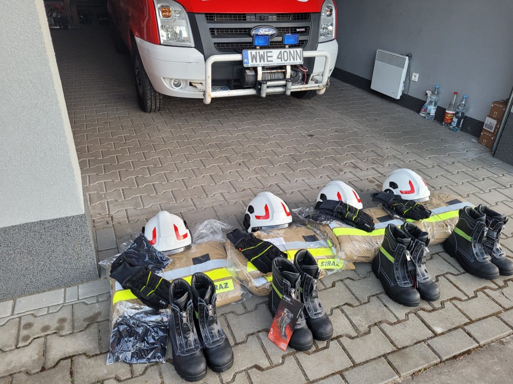 samochód strażacki, buty, rękawiczki strażackie, tablica informacyjna