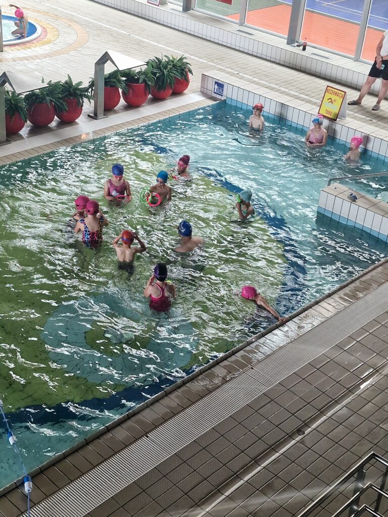 zajęcia na basenie - zdjęcia przedstawiają dzieci na pływalni, logo programu