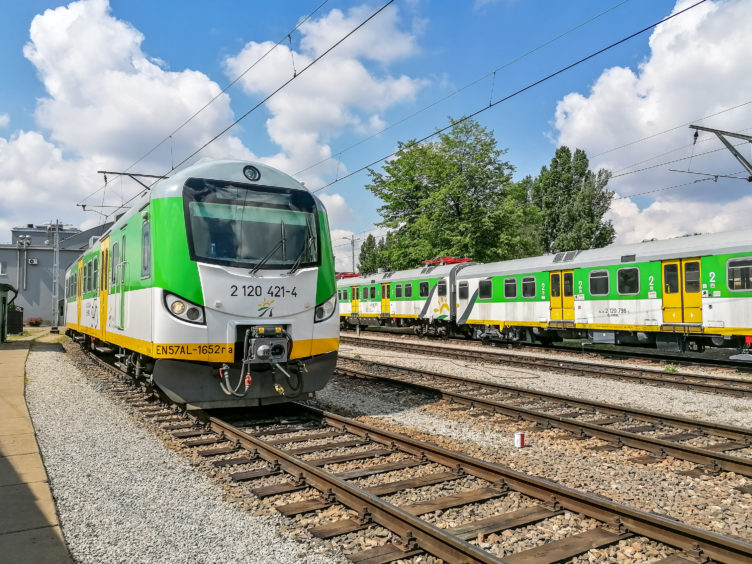 Na zdjęciu 2 pociągi na torach kolejowych