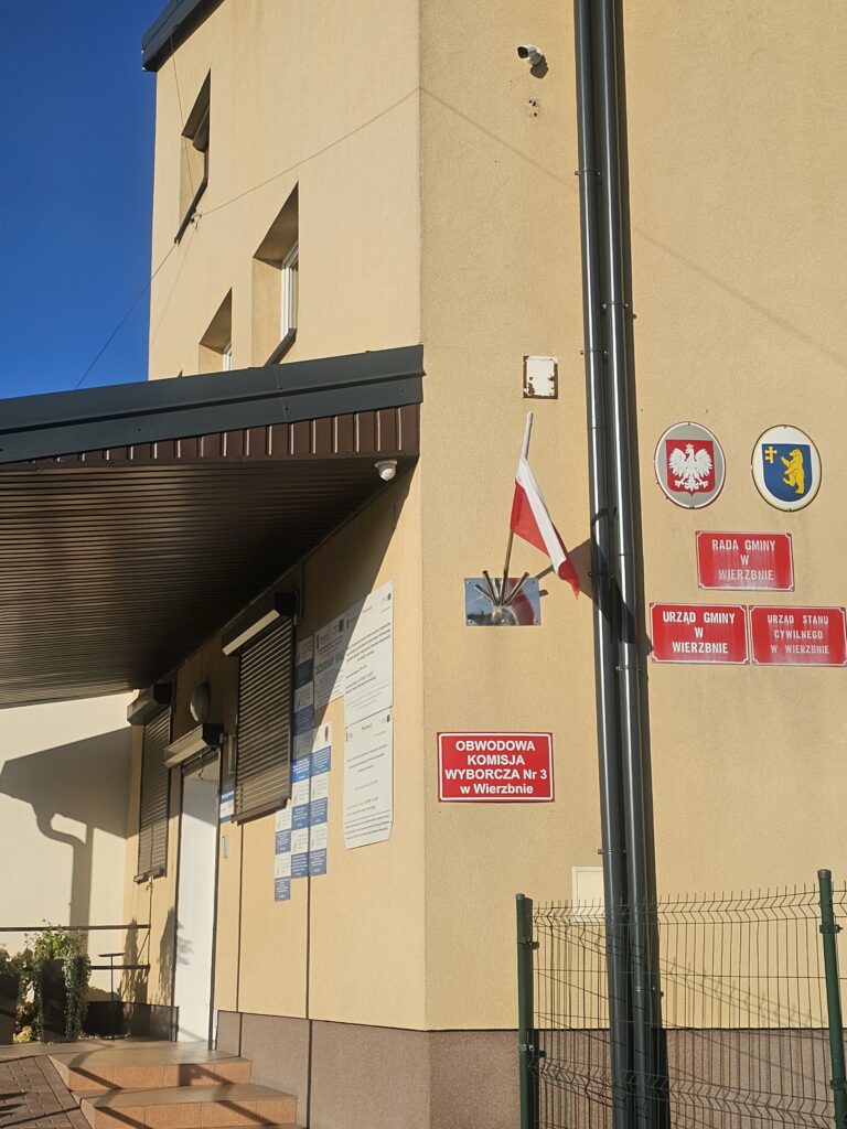 zdjęcia budynku Urzędu Gminy, OSP Wierzbno monitoring i kostka, parking