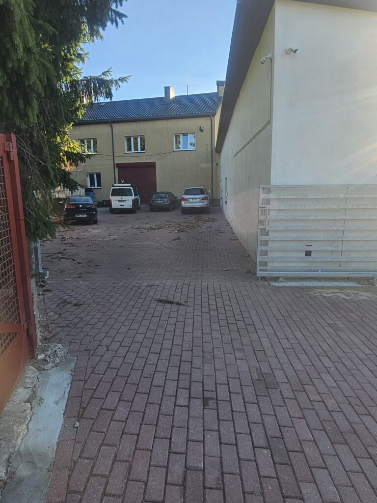 zdjęcia budynku Urzędu Gminy, OSP Wierzbno monitoring i kostka, parking