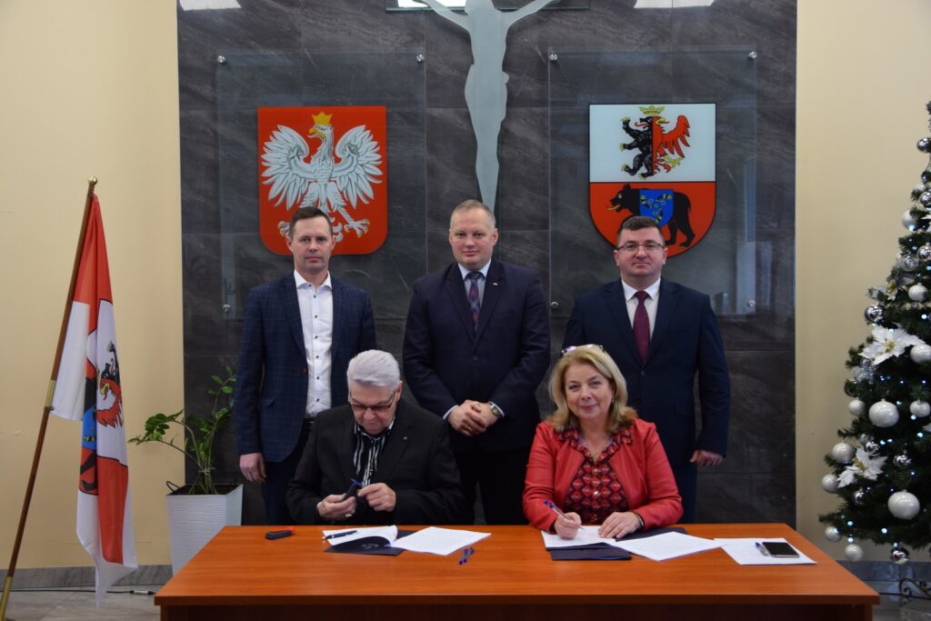 Zdjęcia z podpisania umowy przez Starostę Powiatu Węgrowskiego, obok są też Wójt Gminy Wierzbno, Radny Powiatu Węgrowskiego oraz Senator RP Maciej Górski