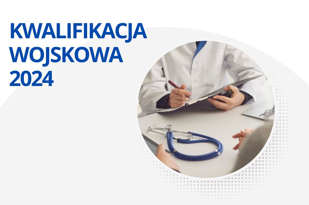 Na zdjęciu widzimy Lekarza piszącego na kartce. Obok leży stetoskop. W lewym górnym rogu widnieje duży niebieski napisz Kwalifikacja Wojskowa 2024