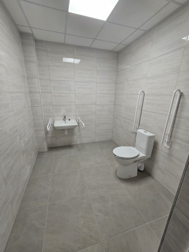 Na liście jest łazienka, której pierwszym założeniem jest toaleta. W łazience można zastosować marmurową umywalkę z połyskiem.