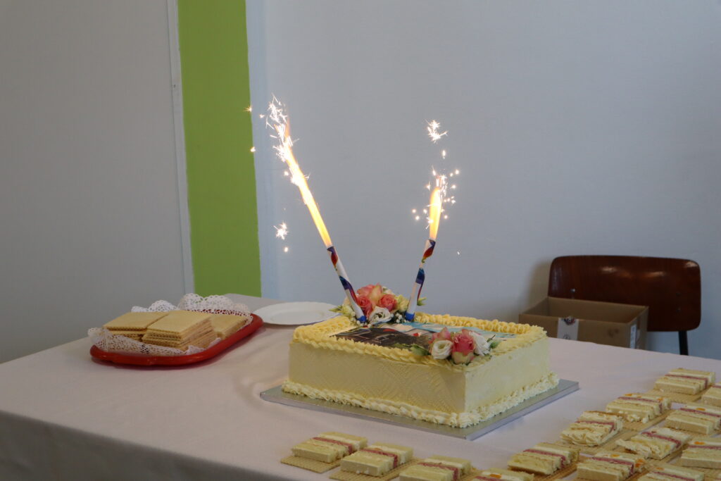 Na obrazku przedstawiającym jest przepis na ciasto, na którym są umieszczone symbole znicze. Świeczki zwalczające się właśnie zapalone, dodając blasku końcowego.