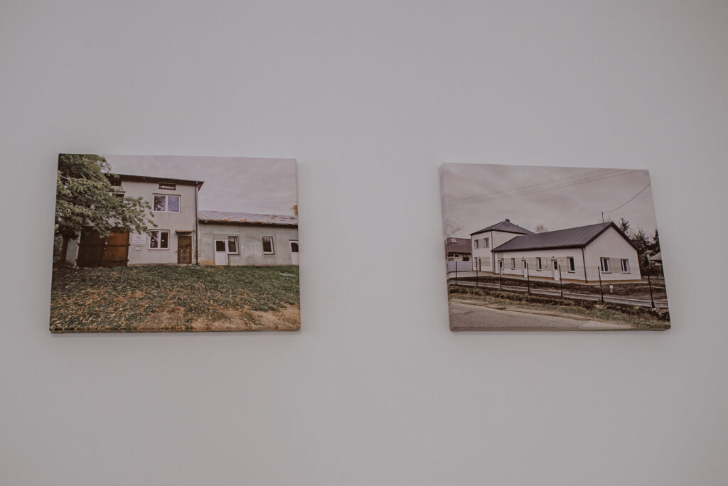 Na ścianie widzisz dwa obrazy przedstawiające dom. Są oprawione w ramy i stanowią ozdobę przestrzeni.