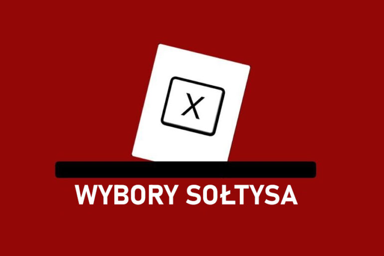 Białe pudełko z X na czerwonym tle, symbolizujące wybory sołtysa. Poniżej czarny pasek z napisem. Minimalistyczny design.