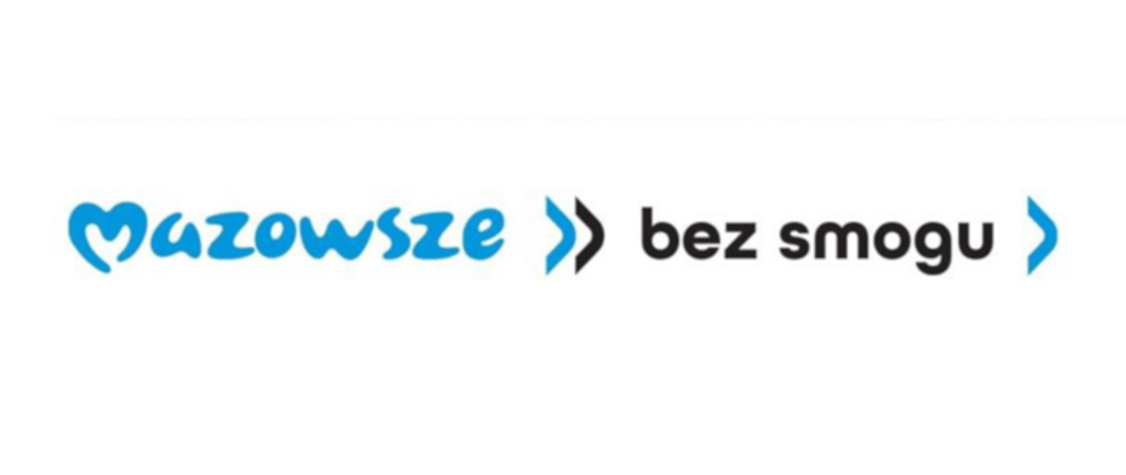 Czarne i niebieskie napisy „Mazowsze bez smogu” na białym tle. Napisy otoczone niebieskimi strzałkami.