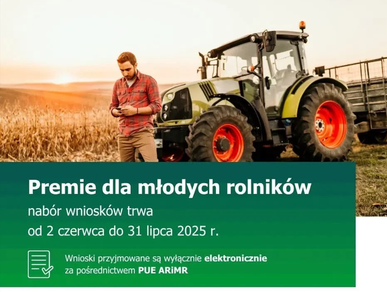 Mężczyzna stoi przed ciągnikiem na tle pola o zachodzie słońca. Ubrany w czerwoną koszulę. Na dole zielone tło z białym tekstem.