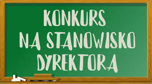 Zielona tablica z napisem Konkurs na stanowisko dyrektora, obramowana brązową ramką. Na dole kreda i gąbka.