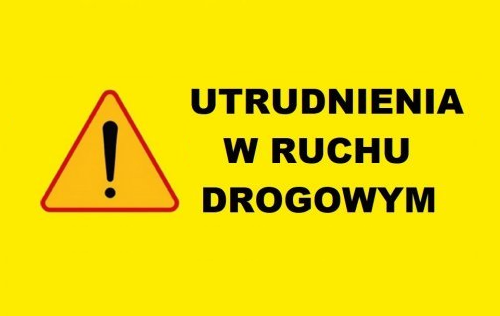 Żółte tło z czarnym tekstem: Utrudnienia w ruchu drogowym. Po lewej stronie trójkąt z wykrzyknikiem.
