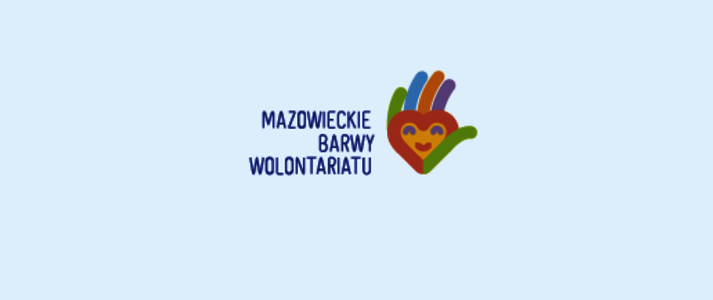 Logo Mazowieckie Barwy Wolontariatu na jasnym tle. Serce z uśmiechem i wielokolorowymi palcami. Tekst obok w kolorze niebieskim.