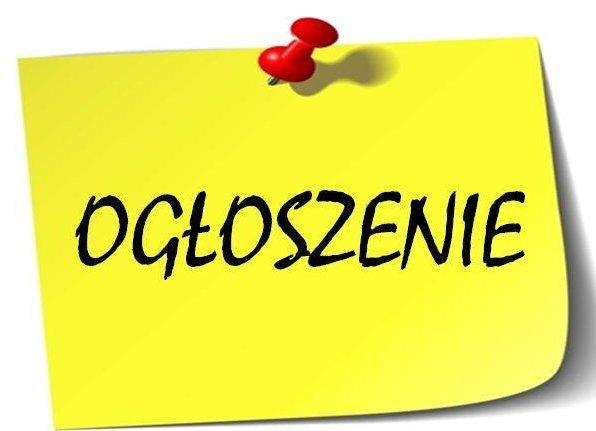 Żółta kartka z napisem Ogloszenie przypięta czerwoną pinezką. Tło jest białe. Kartka rzuca cień.