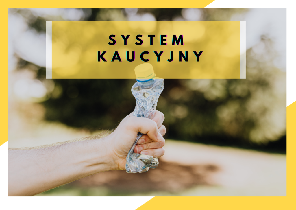 Ręka ściskająca pustą plastikową butelkę na tle rozmytej zieleni. Duży napis SYSTEM KAUCYJNY na żółtym tle. Prostokątna ramka.