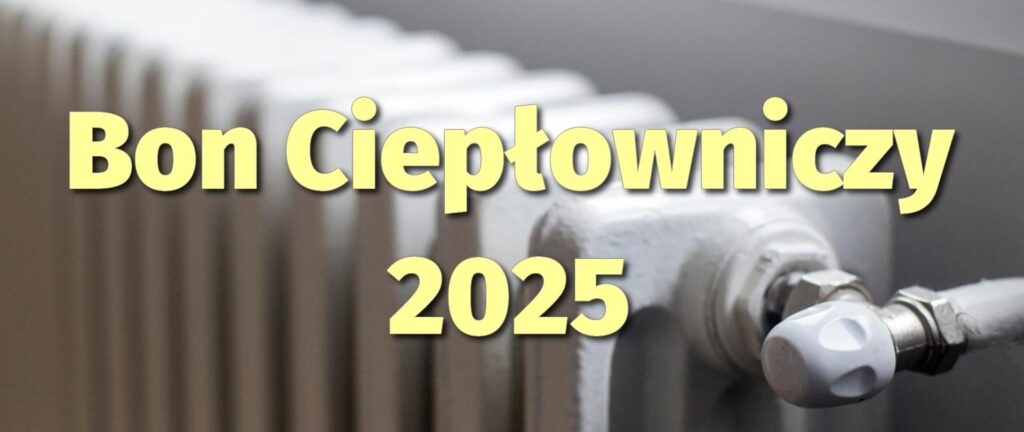 Zdjęcie przedstawia biały kaloryfer na szarym tle. Na górze widnieje napis Bon Ciepłowniczy 2025 w żółtym kolorze. Widoczne metalowe zawory.