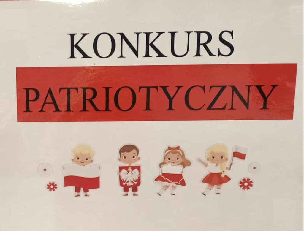 Plakat konkursu patriotycznego przedstawia dwoje dzieci z flagami Polski na białym tle. Tekst Konkurs na górze jest czarny na białym tle, a Patriotyczny na czerwonym tle. Dzieci są ubrane w biało-czerwone stroje