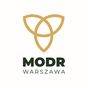 Logo przedstawia trzy złote łuki na białym tle. Pod spodem znajduje się napis MODR WARSZAWA w ciemnozielonym kolorze. Symbol ma kształt zbliżony do stylizowanego kwiatu.