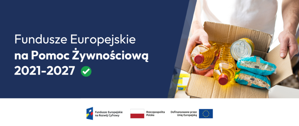 Obraz przedstawia osobę trzymającą karton z produktami spożywczymi. Po lewej stronie niebieskie tło z napisem o funduszach na pomoc żywnościową. Widoczne są logotypy Funduszy Europejskich i Unii Europejskiej.
