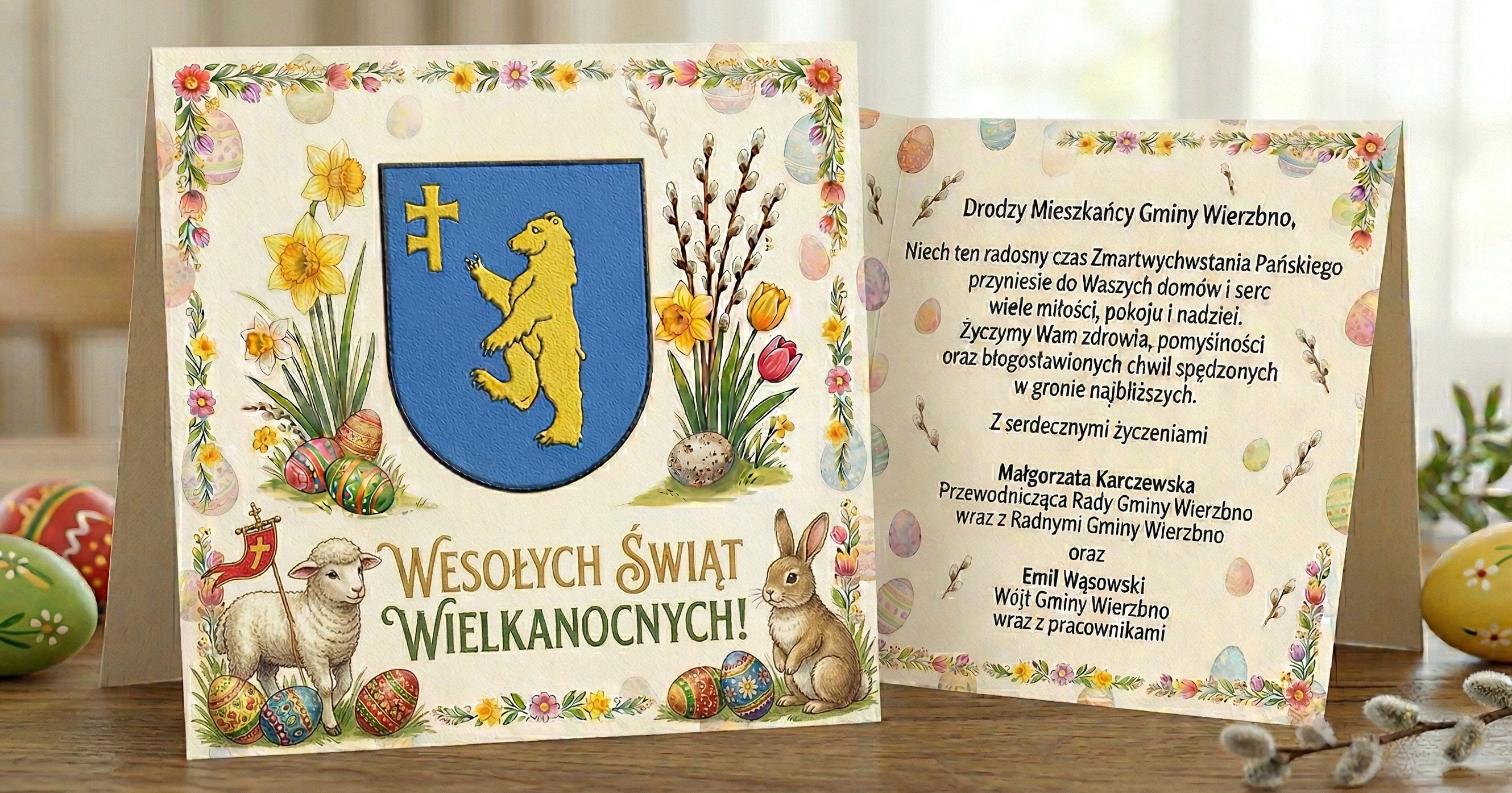 Kartka wielkanocna z napisem Wesołych Świąt Wielkanocnych i herbem. Wokół zajączek, baranek, kwiaty i pisanki. Tło beżowe, bogato zdobione kolorami.