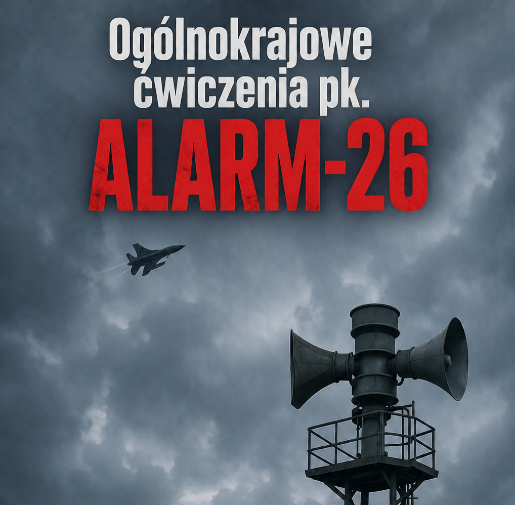 Ciężkie chmury na ciemnym niebie, samolot wojskowy i wieża z głośnikami. Napis Ogólnokrajowe ćwiczenia pk. ALARM-26. Atmosfera alarmu i gotowości.