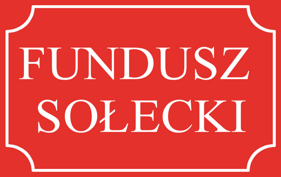 Czerwony znak z białym napisem Fundusz Sołecki. Ramka prostokątna z zaokrągleniami na rogach. Wyraźne, duże litery.