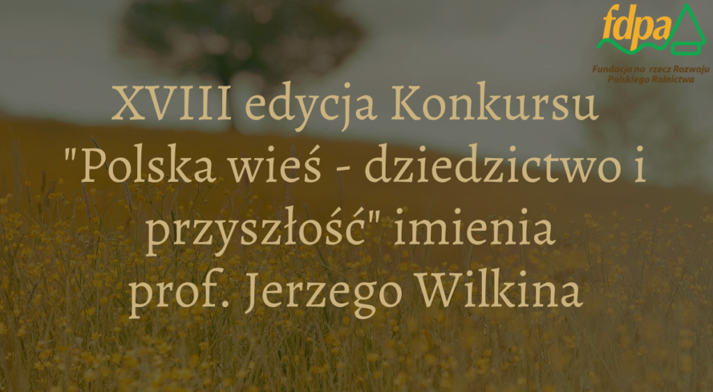 Plakat informuje o XVIII edycji Konkursu Polska wieś - dziedzictwo i przyszłość. Tło to pole z drzewem, dominują kolory zielony i żółty. Logo fundacji widoczne w prawym górnym rogu.