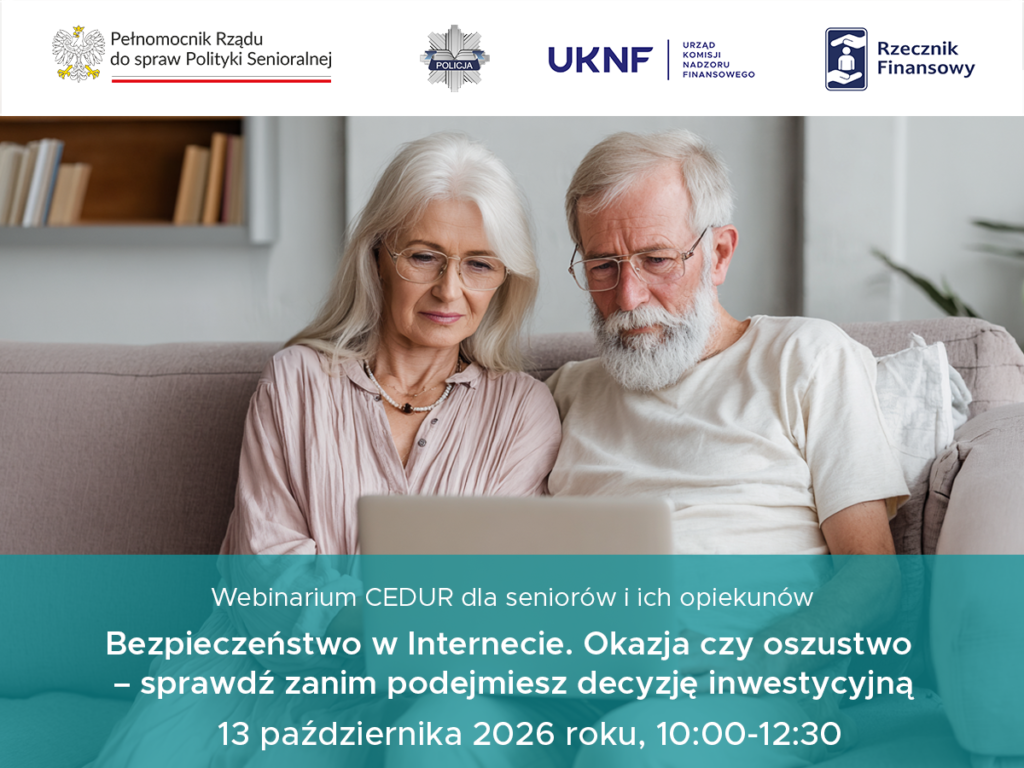 Para seniorów z siwymi włosami siedzi na kanapie, patrząc na laptop. W tle półka z książkami. Tekst informuje o webinarium dotyczącym bezpieczeństwa w Internecie.